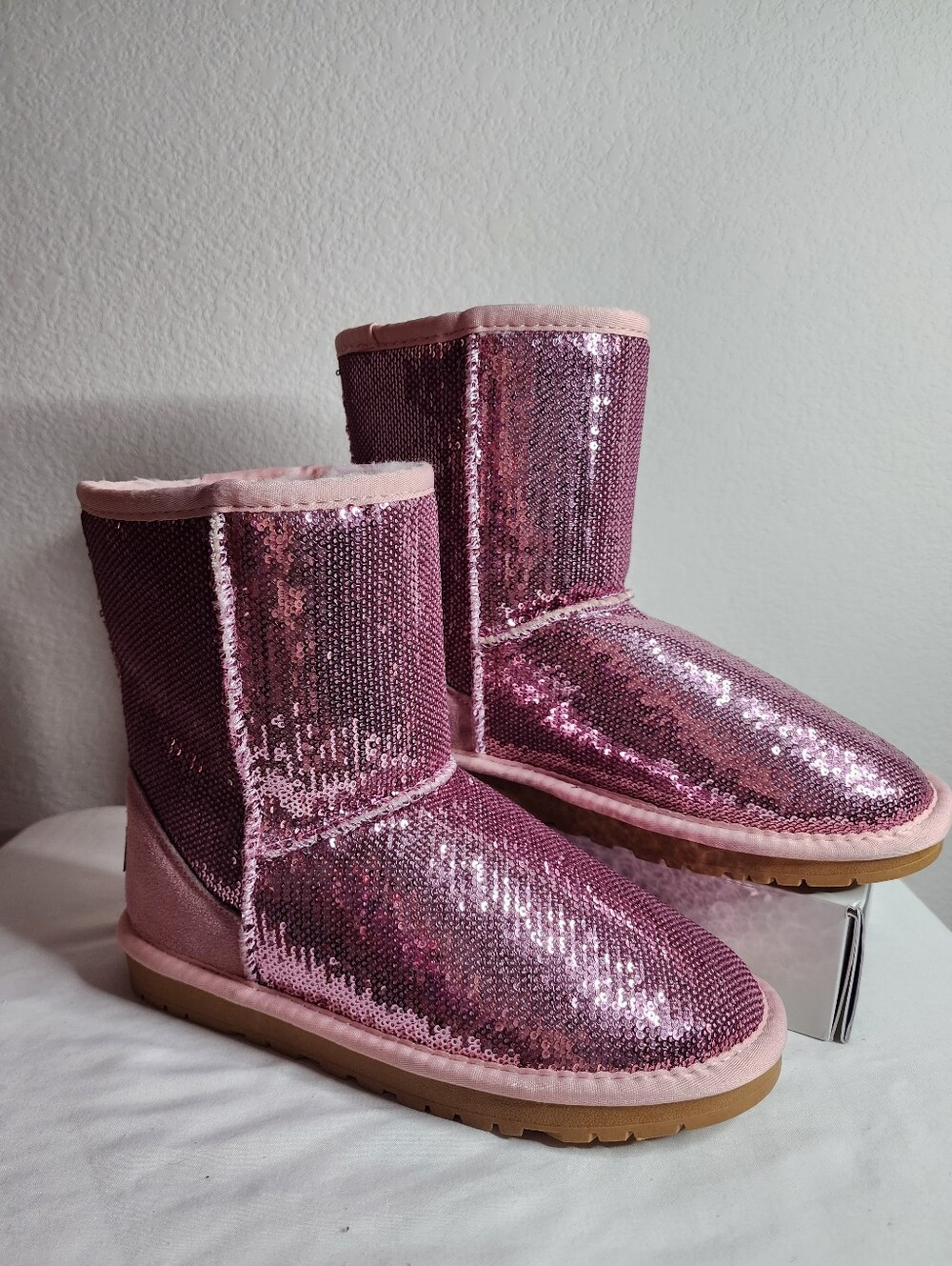 New Authentic Smaibulun Ugg Light Pink Sequin Mid-High Boots NWOT Size 39/7US